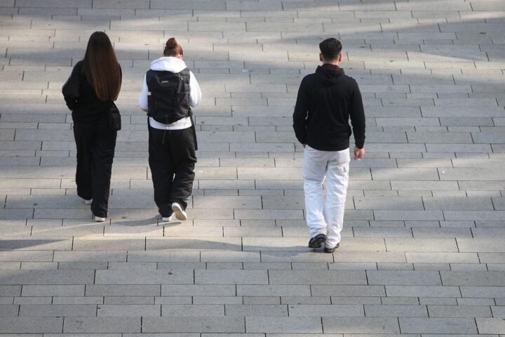 Junge Menschen unterschiedlicher Geschlechter bei der Berufswahl in einer freundlichen Bildungsumgebung.