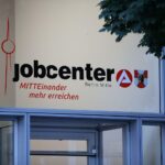 Minijobber kämpfen zunehmend um Wechsel in reguläre Jobs; sinkende Integrationszahlen zeigen Systemprobleme.