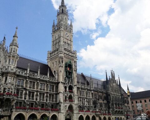 Sonniger Tag in Bayern, Neues Rathaus München, milde Temperaturen, wolkenloser Himmel.