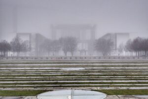 Bundeskanzleramt im Nebel, Berlin, symbolisiert wechselhaftes Wetter und milde Frühlingstemperaturen.