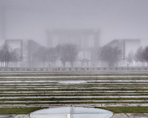 Bundeskanzleramt im Nebel, Berlin, symbolisiert wechselhaftes Wetter und milde Frühlingstemperaturen.