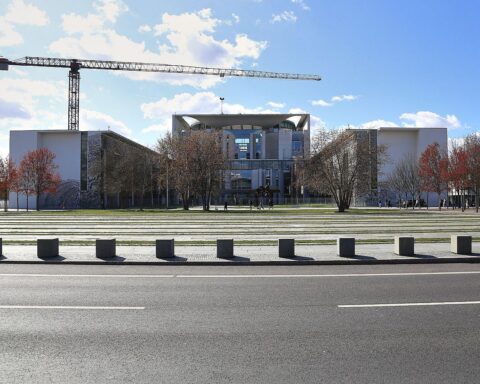 Sonniger Tag über dem Bundeskanzleramt in Berlin, Wolken und milde Temperaturen.