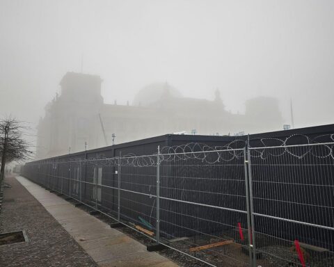 Bundestag umhüllt von Nebel, symbolisiert wechselhaftes Wetter und kommende frostige Nächte.