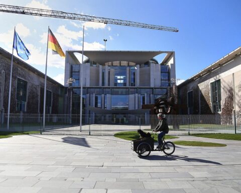 Sonniger Himmel über dem Bundeskanzleramt in Berlin, milde Temperaturen und leichten Wind.