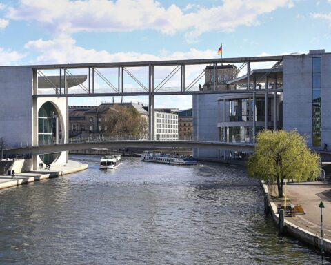 Regierungsviertel in Berlin mit mildem Wetter, Heiterkeit und möglichem Nebel oder Dunst.