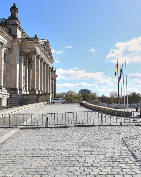 Sonniger Tag in Berlin mit heiterem Himmel und milden Temperaturen. Frost in der Nacht.