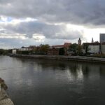 Sonniger Himmel über Frankfurt an der Oder mit wenigen Wolken, angenehmes Wetter.