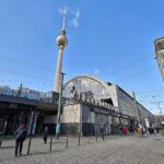 Sonniger Alexanderplatz in Berlin, Ideal für Outdoor-Aktivitäten, milde Temperaturen und schwacher Wind.