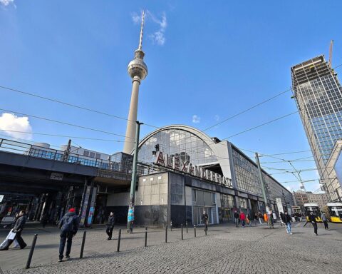 Sonniger Alexanderplatz in Berlin, Ideal für Outdoor-Aktivitäten, milde Temperaturen und schwacher Wind.
