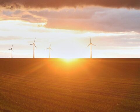 Windräder vor einem wolkenverhangenen Himmel, symbolisieren wechselhaftes Wetter in Hessen.
