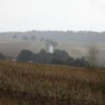 Regnerische Landschaft in Hessen mit Wolken und vereinzeltem Gewitter, kühle Temperaturen, wechselhaftes Wetter.