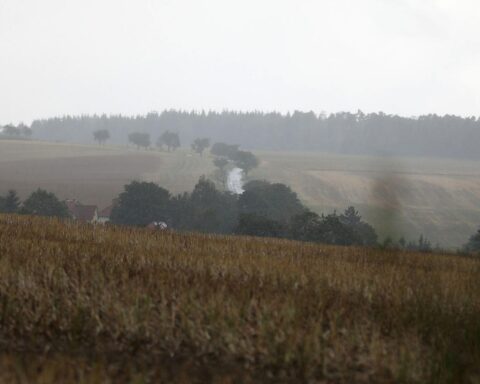 Regnerische Landschaft in Hessen mit Wolken und vereinzeltem Gewitter, kühle Temperaturen, wechselhaftes Wetter.