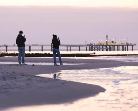 Heiterer Strand mit Sonne, Wolken ziehen auf, Regen am Abend, kühle Temperaturen.
