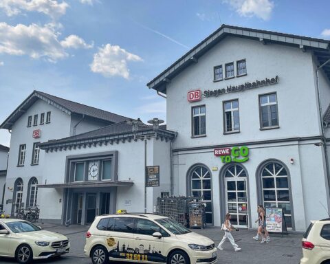 Sonniger Hauptbahnhof mit milden Temperaturen, blauer Himmel, und wolkenlosem Wetter in NRW.