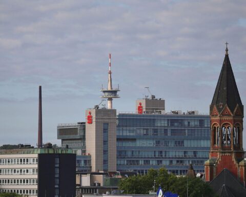 Sonnenuntergang über dem Fernmeldeturm Essen, milde Temperaturen und Wolkenformationen im Hintergrund.