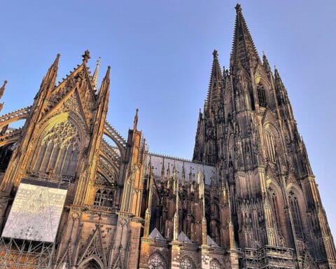 Sonniger Himmel über dem Kölner Dom, umgeben von klarer, blauer Atmosphäre.