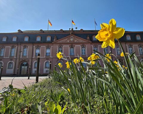 Heiterer Himmel über dem Landtag von Rheinland-Pfalz, später einsetzender Regen und Gewitter.