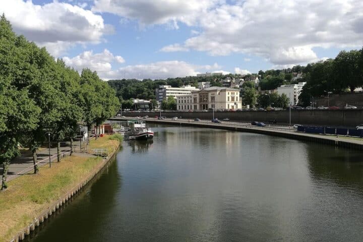 Sonniger Tag in Rheinland-Pfalz und Saarland, milde Temperaturen, wolkenloser Himmel, leichter Wind.
