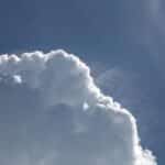 Sonniger Himmel mit Wolken, angenehme Temperaturen und trockenes Wetter in Sachsen.