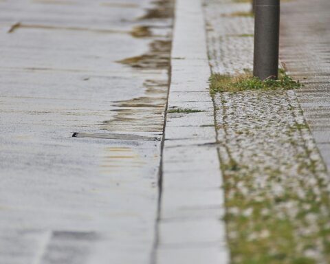 Stark bewölkter Himmel mit Regen, graue Atmosphäre und kühlere Temperaturen.