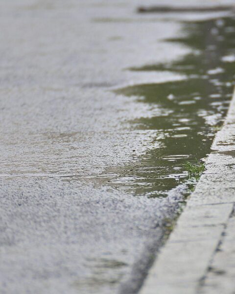 Bewölkter Himmel mit Regen, Sturmböen und kühleren Temperaturen in Sachsen.