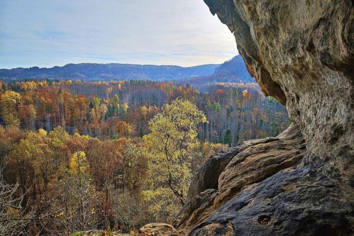 Sonnenüberflutete Landschaft der Sächsischen Schweiz, ideal für einen trockenen, sonnigen Tag.