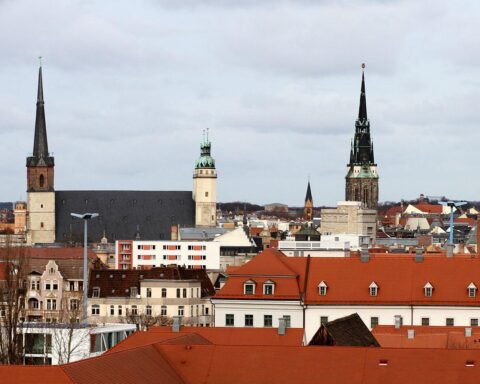 Heiterer Himmel über Halle (Saale), milde Temperaturen, leichter Wind und aufziehende Bewölkung.