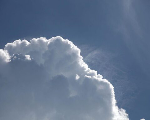 Blauer Himmel mit wenigen Schönwetterwolken, sonnig, angenehme Temperaturen, idealer Frühlingstag.