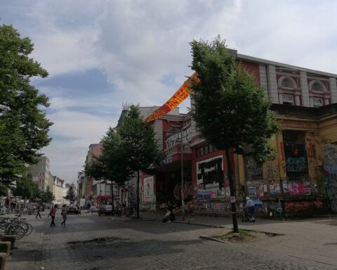 Rote Flora in Hamburg mit Nebel, Sonne, Wind und frühlingshaften Temperaturen.