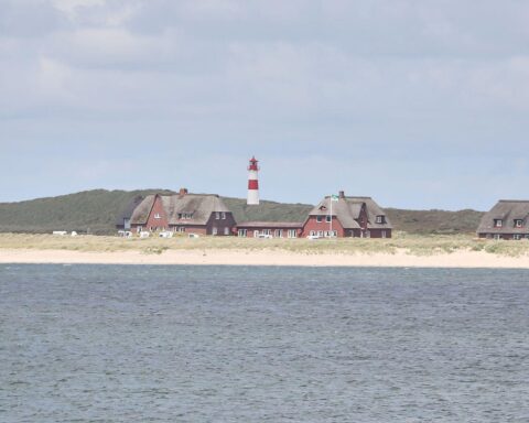 Leuchtturm bei ruhigem Wetter, wechselnde Wolken, angenehme Temperaturen und kaum Niederschlag.
