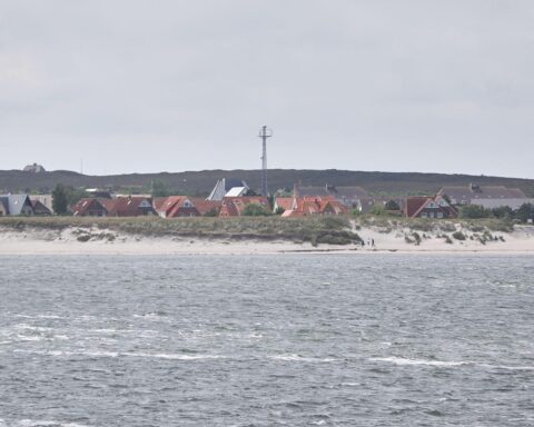 Strandlandschaft auf Sylt mit sonnigem Wetter und leicht bewölktem Himmel.