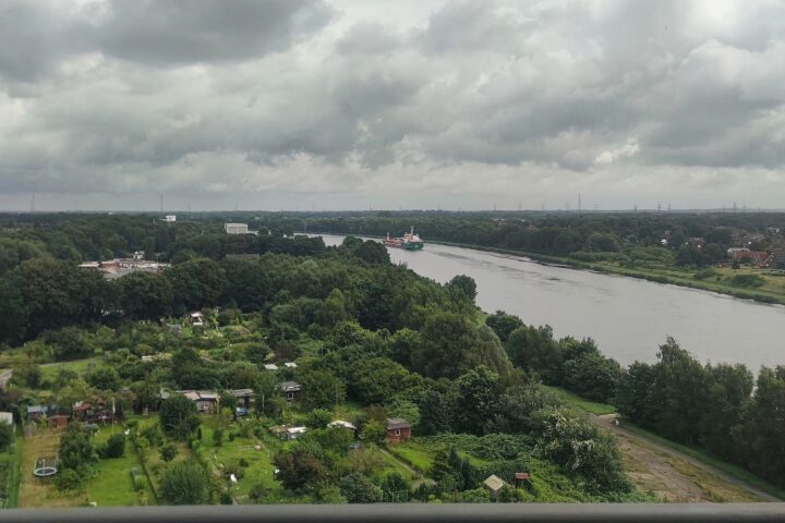 Wechselhaftes Wetter am Nord-Ostsee-Kanal: Regen, Wind und kühle Temperaturen erwarten die Region.