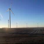 Windräder im Thüringer Land, umgeben von heiterem Himmel und milder Wetterlage.