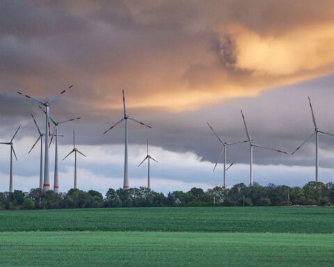 Wolkiger Himmel mit Windrädern, symbolisiert das Wetter in Thüringen mit geringem Regen.