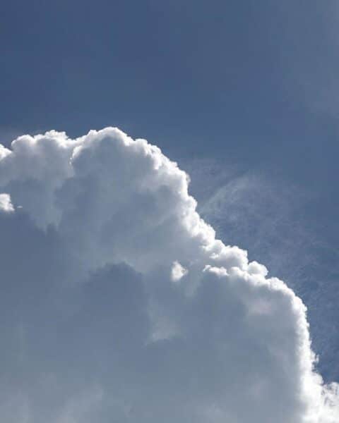 Blauer Himmel mit wenigen Schönwetterwolken, mildes Wetter und leichte Bewölkung für Thüringen.