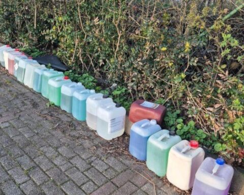Illegale Chemikalienablagerei: 18 Kanister mit Flüssigkeiten auf Parkplatz in Fockbek entdeckt.