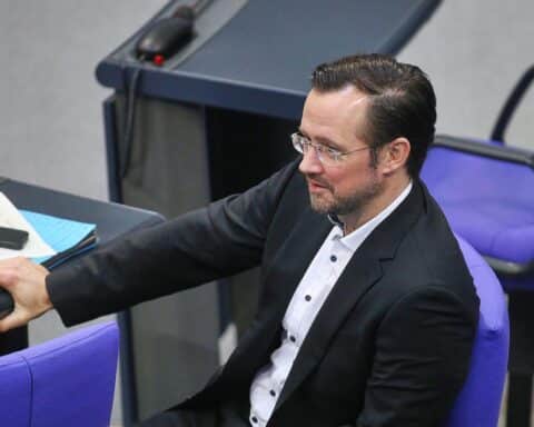 Dirk Wiese diskutiert GKV-Reform, kritisiert Vorschläge und fordert faire Einsparungen für Versicherte.