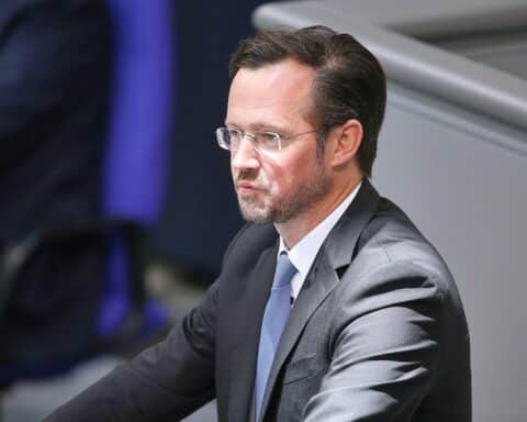 Dirk Wiese diskutiert Energieversorgungskrisen und fordert Ministerpräsidentenkonferenz. Ernsthafte Lage, dringende Maßnahmen nötig.