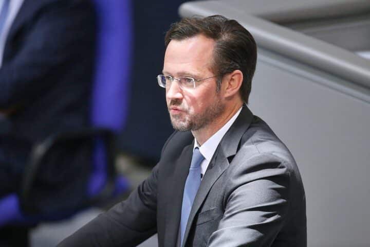 Dirk Wiese diskutiert Energieversorgungskrisen und fordert Ministerpräsidentenkonferenz. Ernsthafte Lage, dringende Maßnahmen nötig.