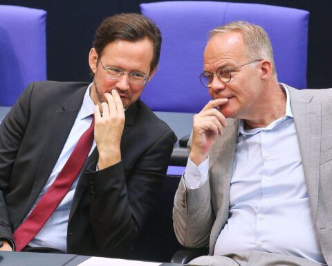 Dirk Wiese und Matthias Miersch diskutieren über Schuldenbremse und wirtschaftliche Krisenvorsorge.