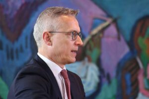 Karsten Wildberger kündigt Entlastungspaket und europäische Alternativen zur Palantir-Software an.