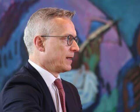 Karsten Wildberger kündigt Entlastungspaket und europäische Alternativen zur Palantir-Software an.