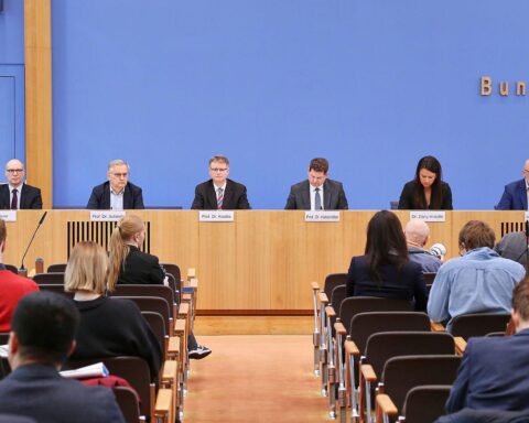 Wirtschaftsforschungsinstitute analysieren Rückkehrer-Programme und deren Auswirkungen auf Deutschlands Wirtschaftswachstum.