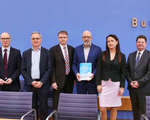 Prognosen zur deutschen Wirtschaft 2026: stagnierendes Wachstum, steigende Inflation, Herausforderungen im Arbeitsmarkt.