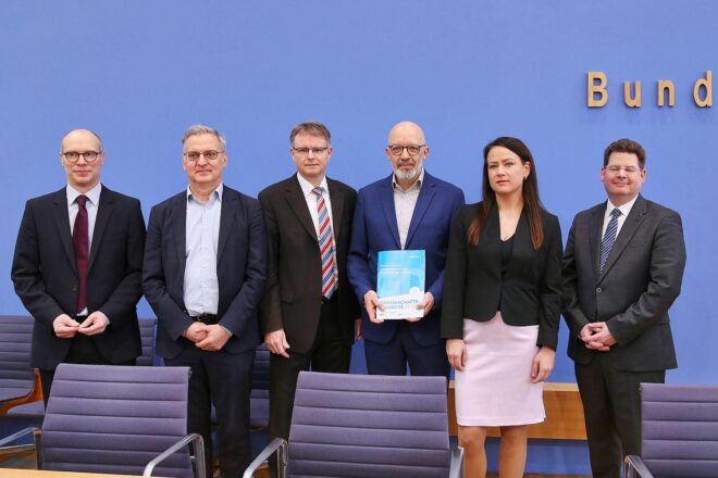 Wirtschaftsinstitute halbieren Konjunkturprognose