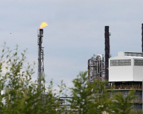Ölraffinerie PCK in Schwedt, symbolisiert Deutschlands Energieabhängigkeit und Herausforderungen der Diversifizierung.