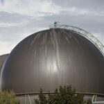 Gasspeicher im Hintergrund, symbolisierende Charts und das Bundeswirtschaftsministerium in der Diskussion über Energiestrategie.