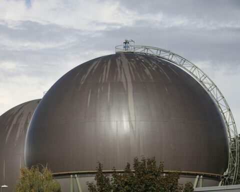 Gasspeicher im Hintergrund, symbolisierende Charts und das Bundeswirtschaftsministerium in der Diskussion über Energiestrategie.