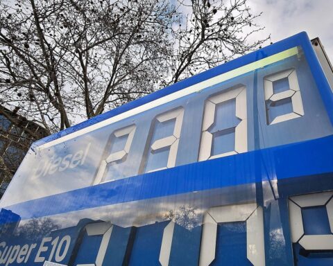 Tankstelle mit Preisschildern; Symbol für wirtschaftliche Diskussionen und Energiepolitik in Deutschland.