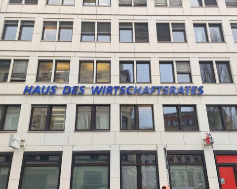 Astrid Hamker fordert mehr Führung von Bundeskanzler Friedrich Merz bei internen Konflikten.